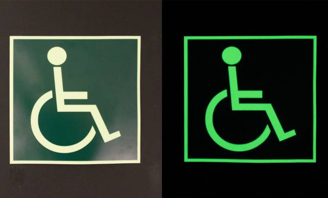 Знак доступности для инвалидов на светонакапливающей плёнке